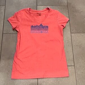 ❤️ Women S Patagonia Coral Red Tee with Blue/Purple Mountain Design